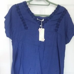 SHORT SLEEVE BLOUSE WITH EMBROIDERY DETAL.